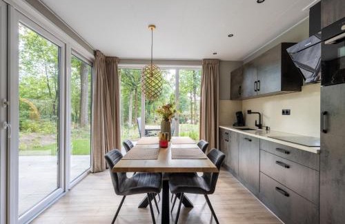 Bosgebied Hoenderloo House | Woodland Stay with Heated Pool