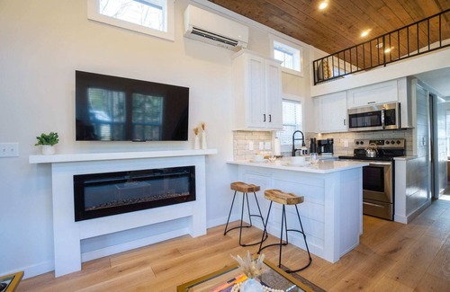 Gatlinburg - Pigeon Forge House | Woodland Tiny Cabin | Hickory Cabin