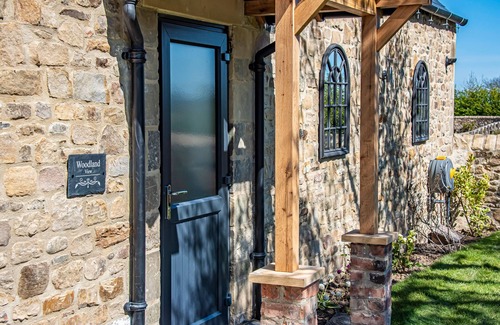 Richmond Cottage | WOODLAND VIEW, romantic, with hot tub in Richmond