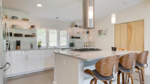 Housatonic House | Woodland Zen by AvantStay Modern Design Patio