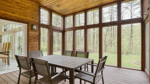 Housatonic House | Woodland Zen by AvantStay Modern Design Patio