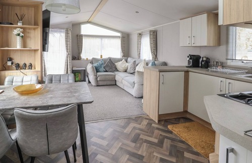 Ruthin Cottage | WOODLANDS LODGE, pet friendly, with a garden in Ruthin