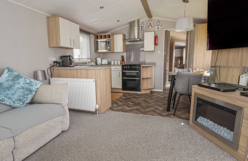 Ruthin Cottage | WOODLANDS LODGE, pet friendly, with a garden in Ruthin