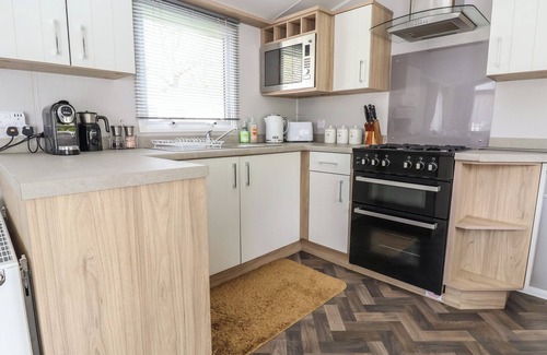Ruthin Cottage | WOODLANDS LODGE, pet friendly, with a garden in Ruthin