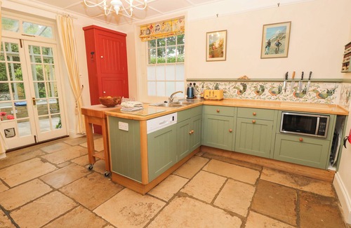 Freshwater Cottage | WOODLANDS, pet friendly, character holiday cottage in Freshwater