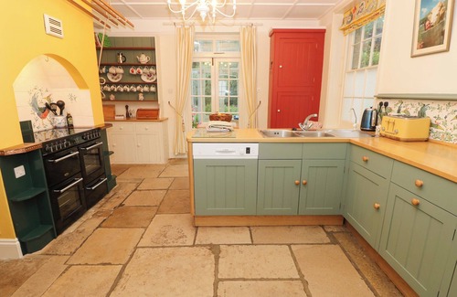Freshwater Cottage | WOODLANDS, pet friendly, character holiday cottage in Freshwater