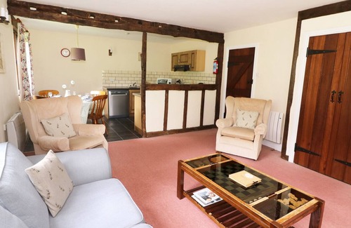 Builth Wells Apartment | WOODPECKER 2, with pool in Llanafan Fawr
