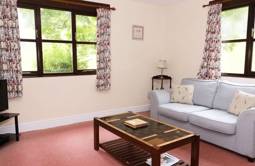 Builth Wells Apartment | WOODPECKER 2, with pool in Llanafan Fawr