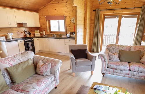 Lincoln Cabin | WOODPECKER LODGE, pet friendly, with a garden in Bardney