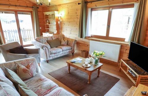Lincoln Cabin | WOODPECKER LODGE, pet friendly, with a garden in Bardney
