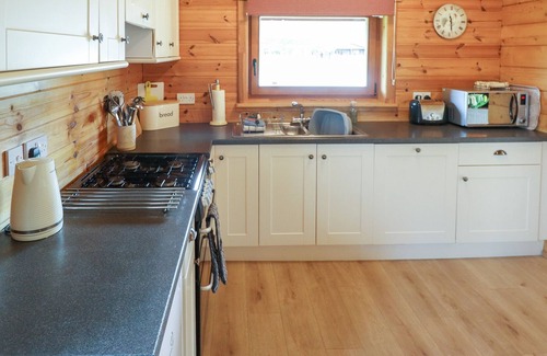 Lincoln Cabin | WOODPECKER LODGE, pet friendly, with a garden in Bardney