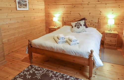 Lincoln Cabin | WOODPECKER LODGE, pet friendly, with a garden in Bardney