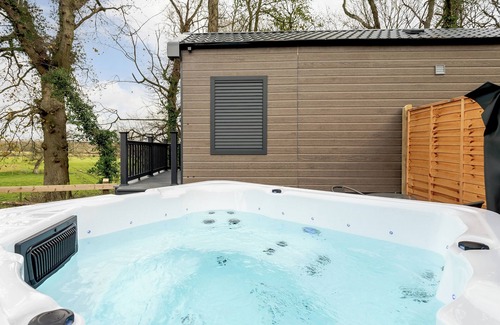Alderbury Cottage | Woodpecker Lodge-UKC5156