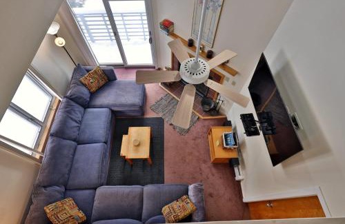 Killington House | Woods Resort and Spa - Cozy 2-Bedroom Condo Minutes to Ski Resort - Spa, Pool, Hot Tub, Tennis, Fireplace