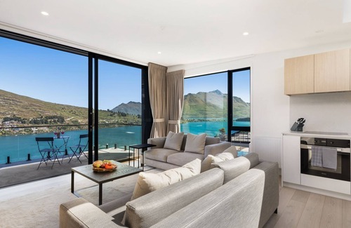 Frankton Villa | Woods Villa Weka | Lake and Mountain Views
