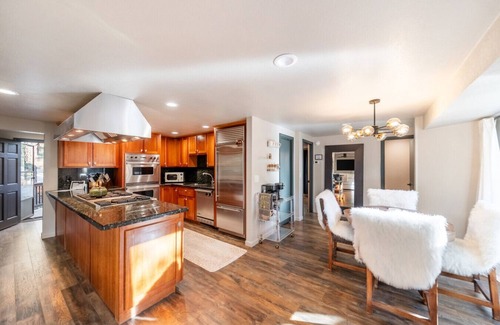Munds Park Cabin | Woodsy 4BR Retreat w/ Hot Tub | Near Trails