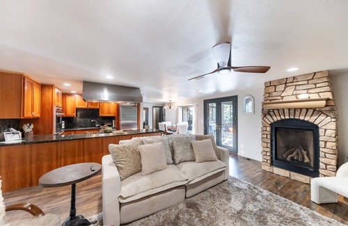 Munds Park Cabin | Woodsy 4BR Retreat w/ Hot Tub | Near Trails