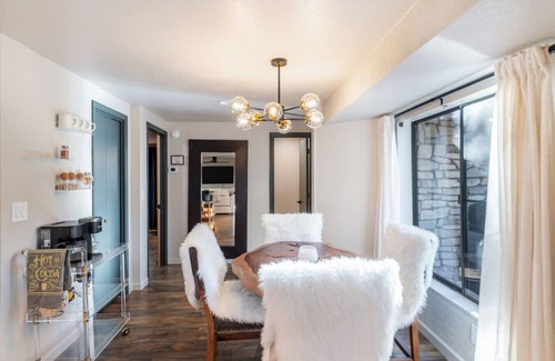 Munds Park Cabin | Woodsy 4BR Retreat w/ Hot Tub | Near Trails