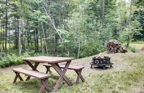 Pelkie Apartment | Woodsy and Charming! Tiny Cottage with Yard in Pelkie