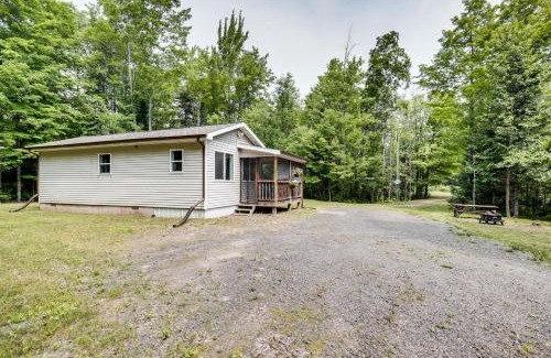 Pelkie Apartment | Woodsy and Charming! Tiny Cottage with Yard in Pelkie