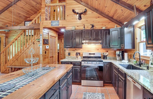 Beaver Cove Cabin | Woodsy Beaver Cove Cabin w/Deck & Fire Pit!