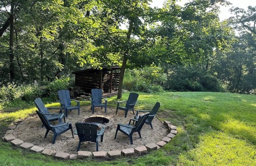 Apple River Cabin | Woodsy Cabin Escape |Apple Canyon Lake near Galena