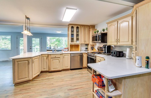 Dahlonega House | Woodsy Retreat w/Deck & Views in Dahlonega!