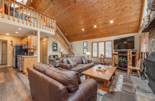 Blakeslee House | Woodsy Retreat w/Skylights & Soaking Tub