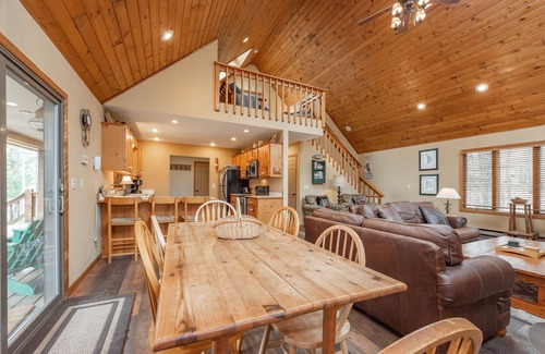 Blakeslee House | Woodsy Retreat w/Skylights & Soaking Tub