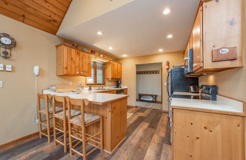 Blakeslee House | Woodsy Retreat w/Skylights & Soaking Tub