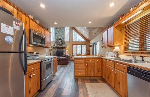 Blakeslee House | Woodsy Retreat w/Skylights & Soaking Tub