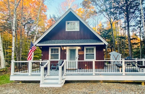 Moultonborough Cottage | Woodsy Suissevale cottage, Lake Winnipesaukee beach & boat ramp - dog-friendly