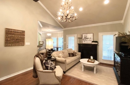 Center House | Woodsy Townhouse-High-End Corporate Rental-Ideal for Business Travel