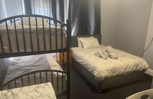 Leeds Bed & Breakfast | Woodville Lodge Leeds - A Cosy Guest House with Self Service Residents Kitchen