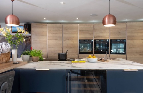 Sidmouth House | Woolbrook Reservoir - An occasion home like none other, with hot tub and parking