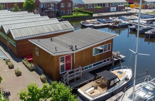 Municipality of Uitgeest House | Woonark De Woude