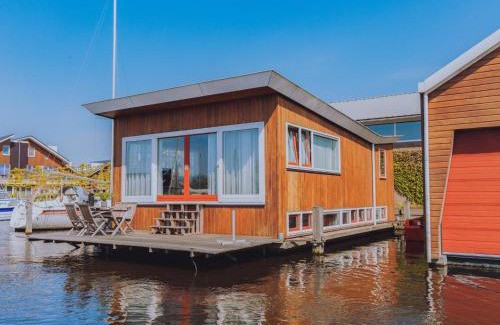 Municipality of Uitgeest House | Woonark De Woude