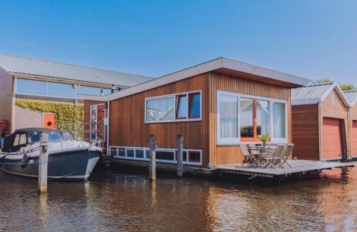 Municipality of Uitgeest House | Woonark De Woude