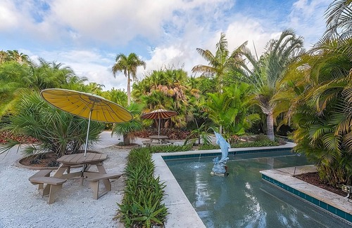 Clearwater Apartment | Work and Relax in Clearwater Hideaway! Outdoor Pool, Pet-friendly Property!