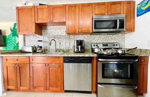 Sunset Villa | Work & Family Retreat: 4BR w/Heated Pool, Fast Wi-Fi, Near Airport, Hard Rock