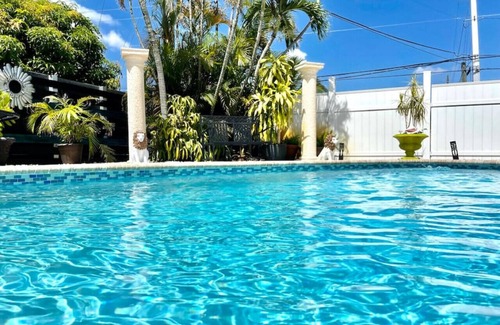 Sunset Villa | Work & Family Retreat: 4BR w/Heated Pool, Fast Wi-Fi, Near Airport, Hard Rock