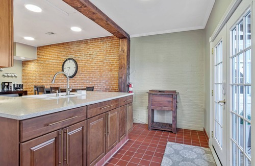 Waterloo Apartment | Work, Relax, Unwind: Loft Stay!