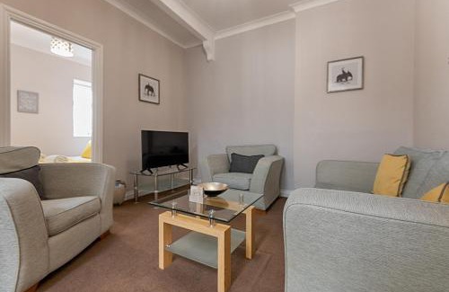 Gorseinon Apartment | Work Stay - Kitchen - Dining & Free Parking