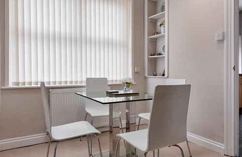 Gorseinon Apartment | Work Stay - Kitchen - Dining & Free Parking