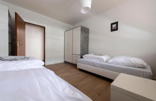 Gronau Apartment | Workers Home- Central - 8 single box spring beds - near Enschede