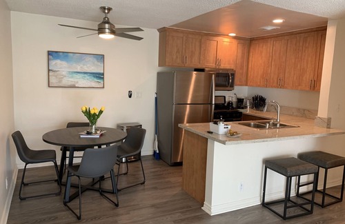 Los Angeles Apartment | Worker’s paradise near UCLA, iMac, pool, balcony