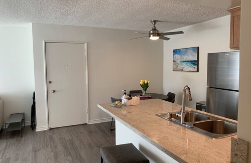 Los Angeles Apartment | Worker’s paradise near UCLA, iMac, pool, balcony