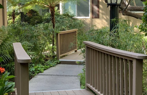 Los Angeles Apartment | Worker’s paradise near UCLA, iMac, pool, balcony
