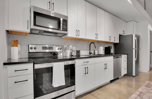 Judson Apartment | Workers Paradise | Pool | Gym | Mins from DT GVL!