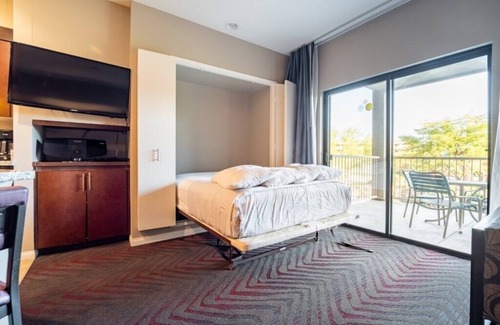 Terra Lago Hotel | WorldMark Indio - 1 Bedroom Accessible